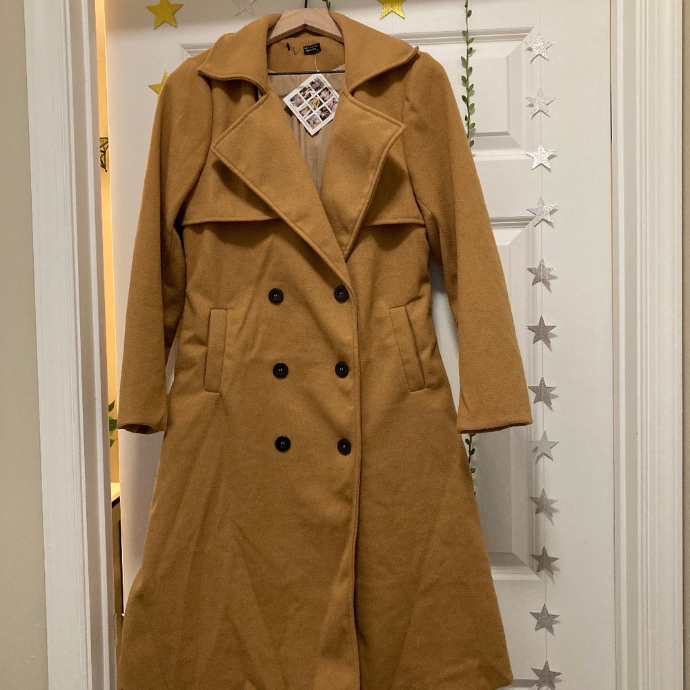 Gorgeous camel winter peacoat